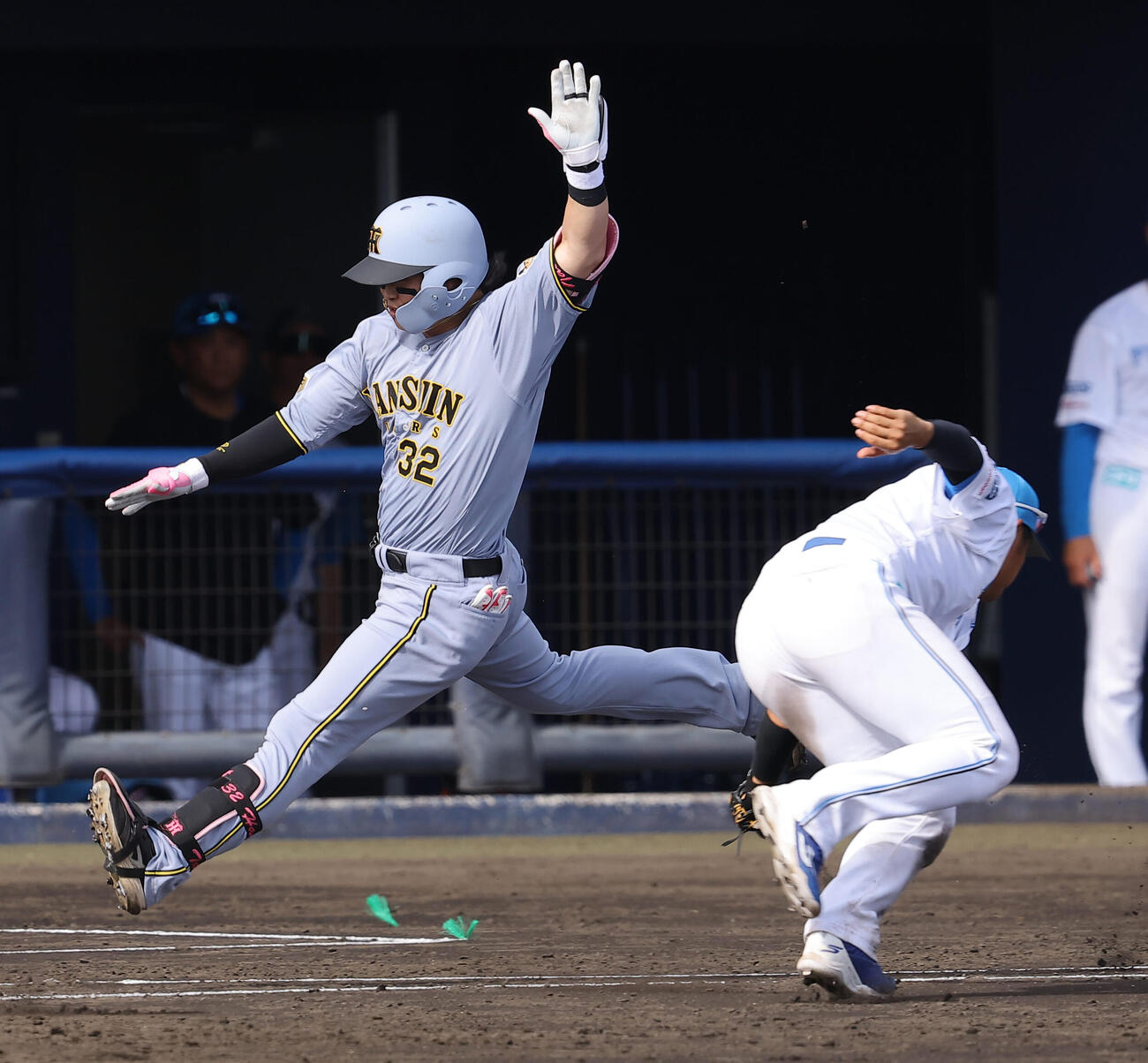 日本ハム対阪神　7回表阪神2死満塁、浜田は適時内野安打を放つ（撮影・上田博志）