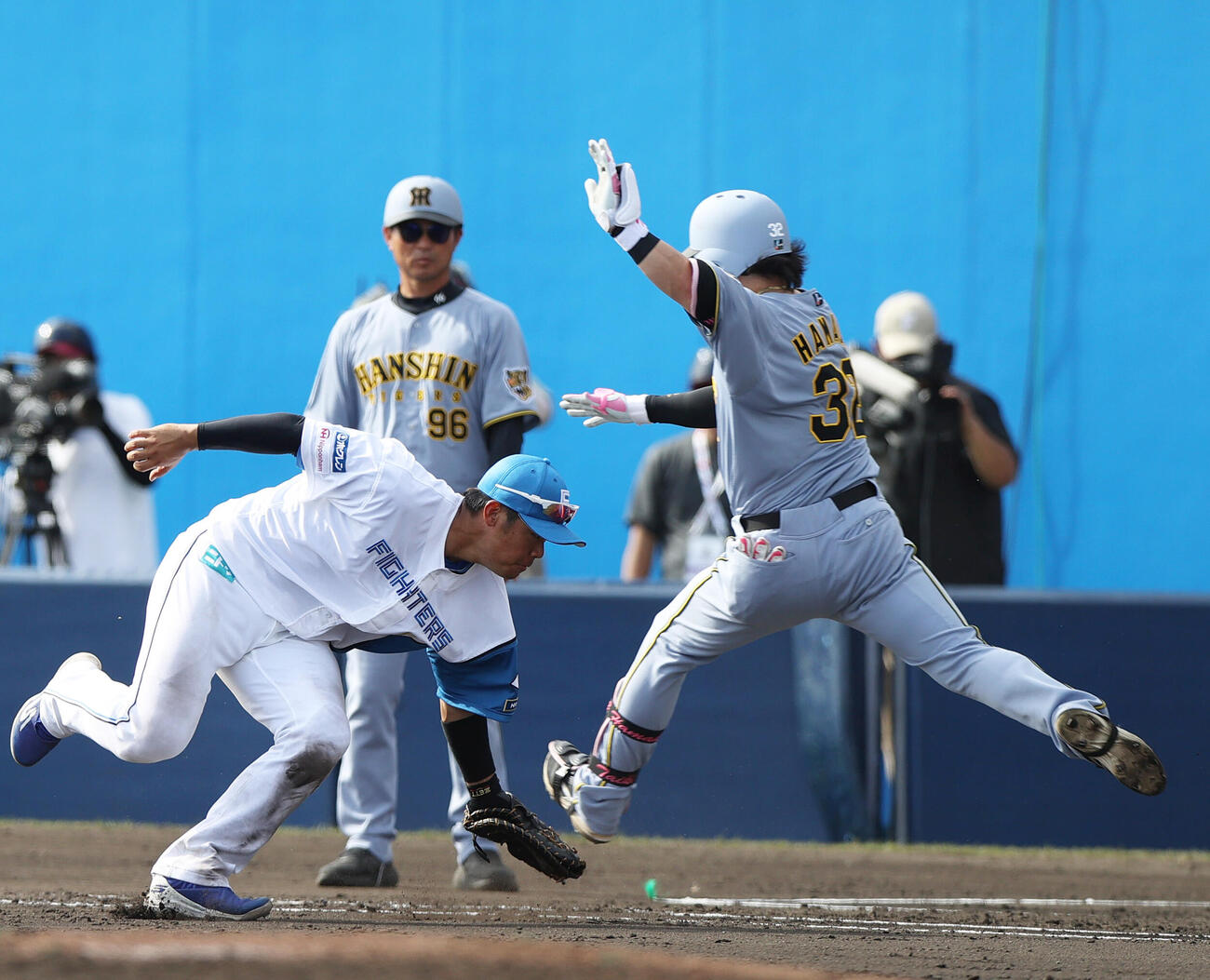 オープン戦　日本ハム対阪神　7回表阪神2死満塁、浜田（右）は三塁適時内野安打を放つ（撮影・上山淳一）