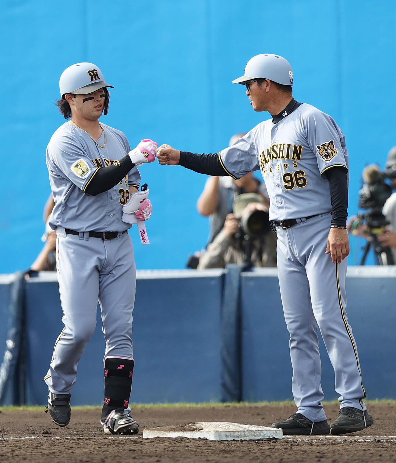 オープン戦　日本ハム対阪神　7回表阪神2死満塁、浜田（左）は三塁適時内野安打を放ち筒井外野守備兼走塁チーフコーチとタッチをかわす（撮影・上山淳一）