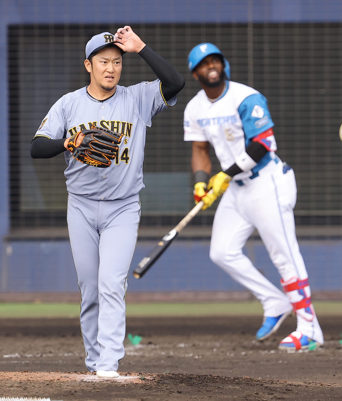 日本ハム対阪神　4回裏日本ハム2死一塁、岩貞（左）はカストロに左越え2点本塁打を浴びる（撮影・上田博志）