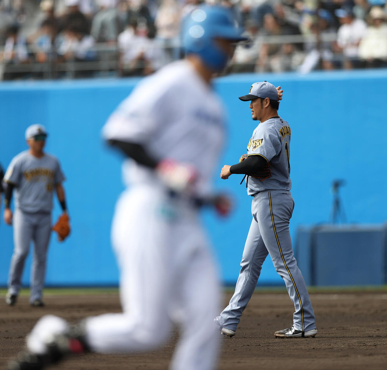 オープン戦　日本ハム対阪神　4回裏日本ハム1死、岩貞は西川（手前）に右越え本塁打を浴びる（撮影・上山淳一）