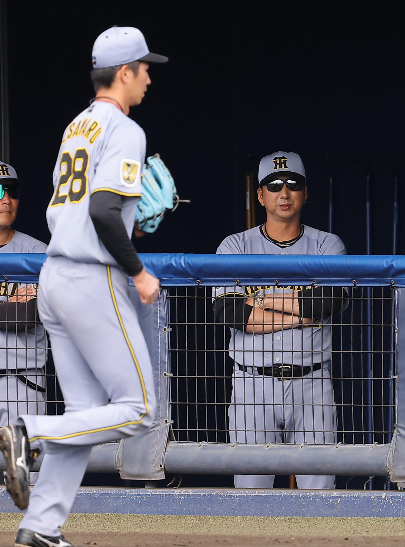 日本ハム対阪神　4回裏日本ハム1死、今朝丸（左）に交代を出す藤川監督（撮影・上田博志）