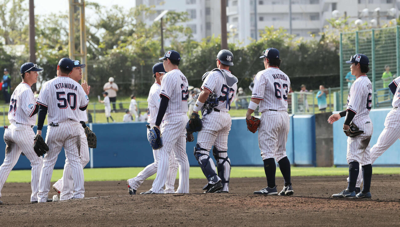 ヤクルト対広島　広島に勝ったヤクルトナイン（撮影・加藤孝規）
