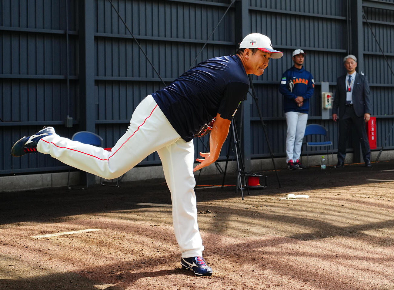 吉井氏（後方右）、ダルビッシュが見つめる中ブルペンで投げ込む菅野（撮影・垰建太）