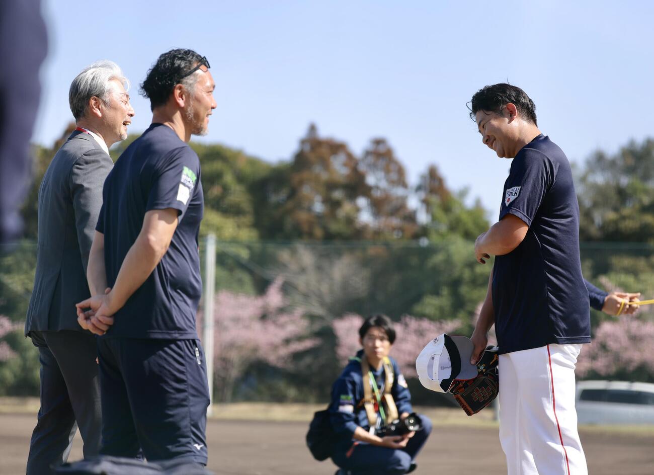 笑顔で言葉を交わす吉井氏（左）と菅野智之（撮影・河田真司）