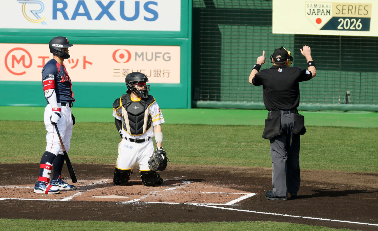 日本対ソフトバンク　1回表日本1死一、二塁、佐藤はピッチクロック違反を取られる（撮影・加藤哉）