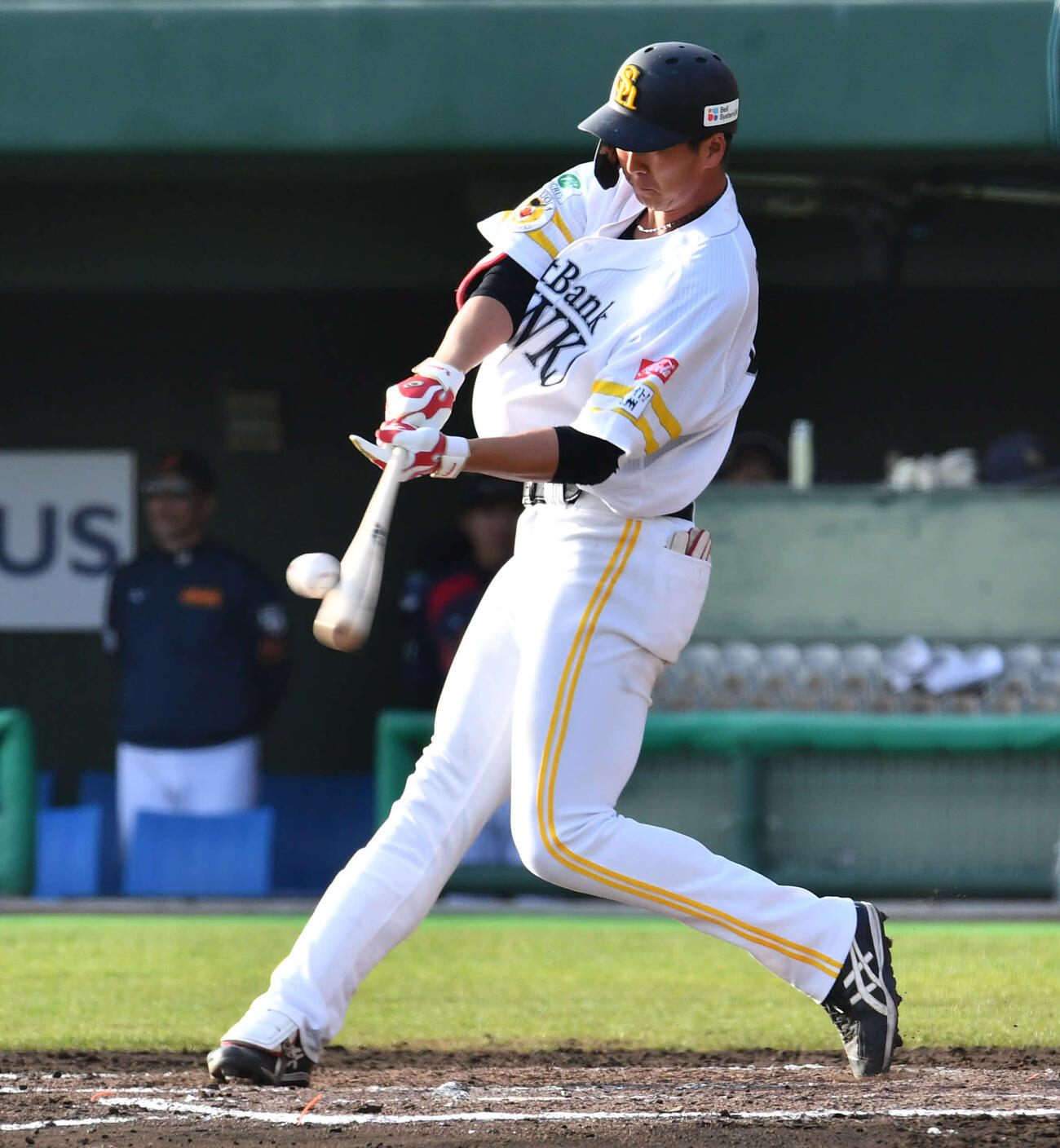 日本対ソフトバンク　8回裏ソフトバンク2死一、二塁、秋広は右中間へ3点本塁打を放つ（撮影・岩下翔太）