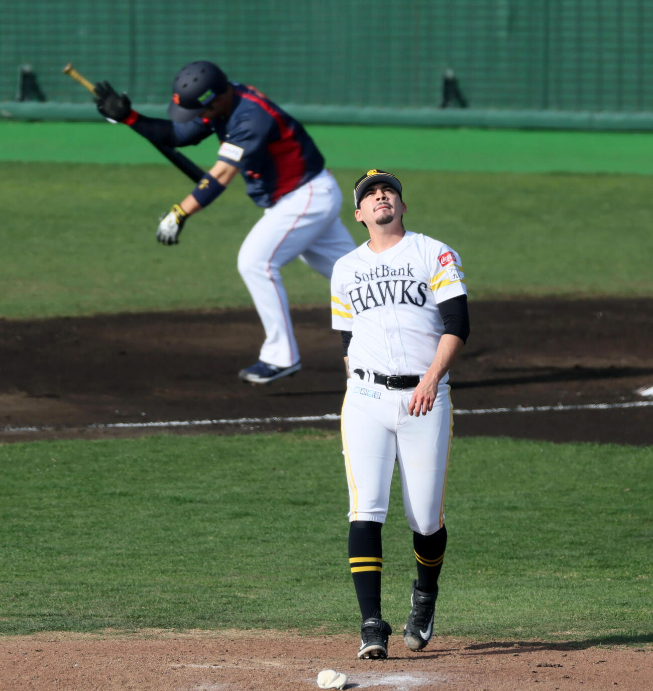 日本対ソフトバンク　6回表日本無死一塁、アルメンタは近藤を中飛に仕留める（撮影・加藤哉）