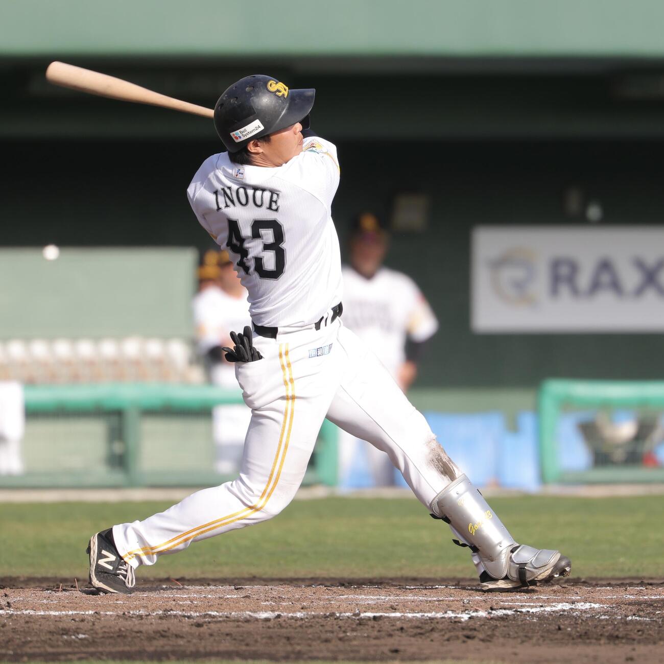 日本対ソフトバンク　7回裏ソフトバンク1死、中前打を放つ井上（撮影・河田真司）