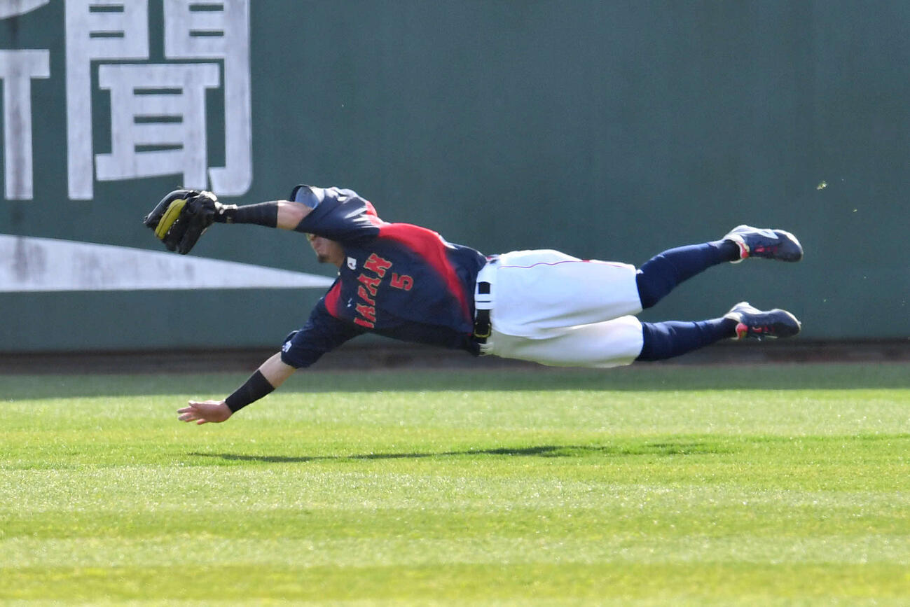 日本対ソフトバンク　5回裏ソフトバンク1死、井上の中飛をダイビングキャッチする牧原（撮影・岩下翔太）