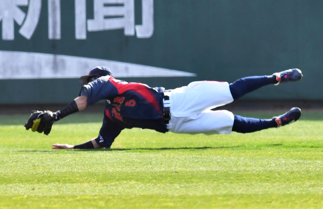 日本対ソフトバンク　5回裏ソフトバンク1死、井上の中飛をダイビングキャッチする牧原（撮影・岩下翔太）