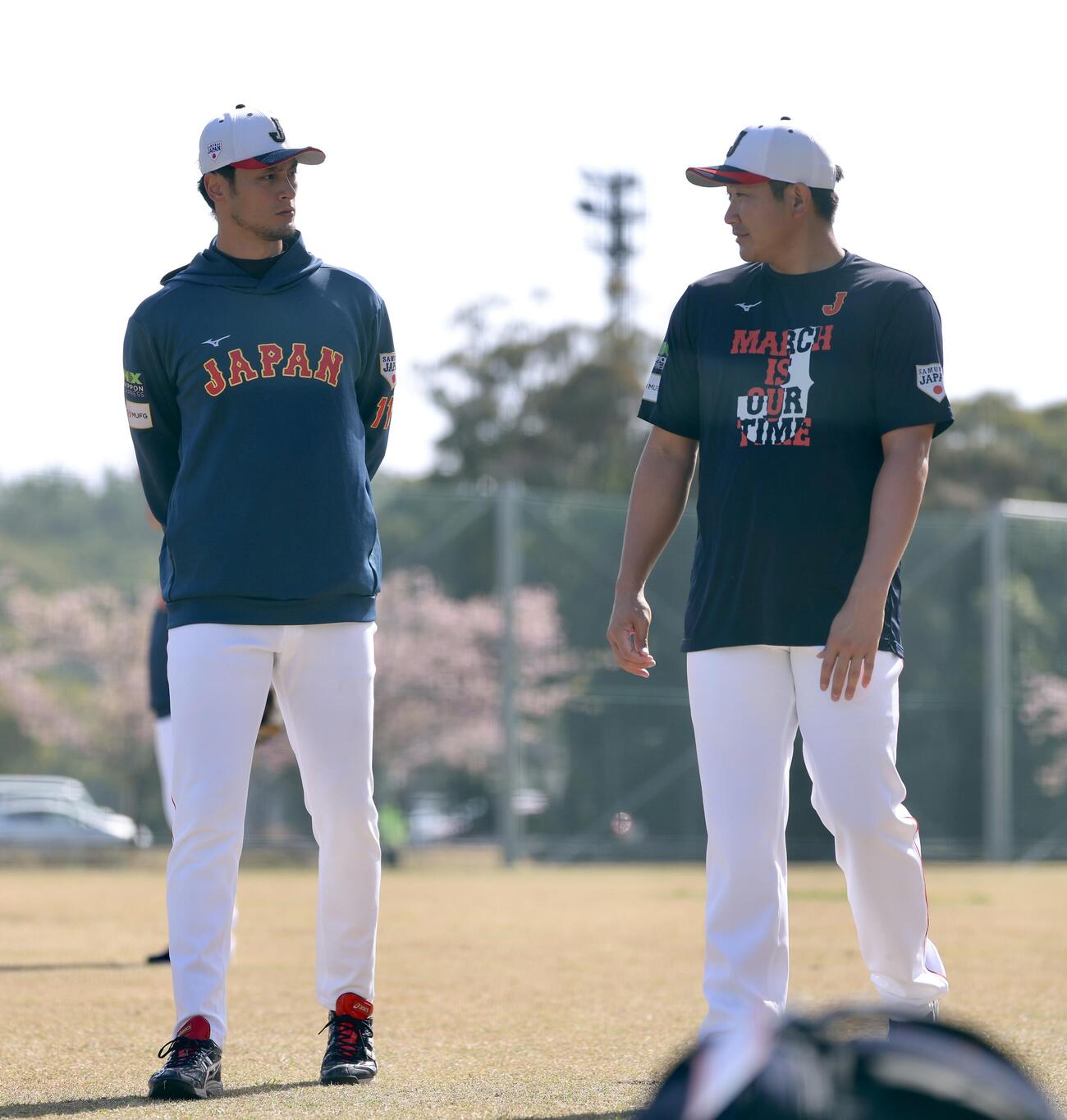 言葉を交わすアドバイザーのダルビッシュ（左）と菅野（撮影・河田真司）