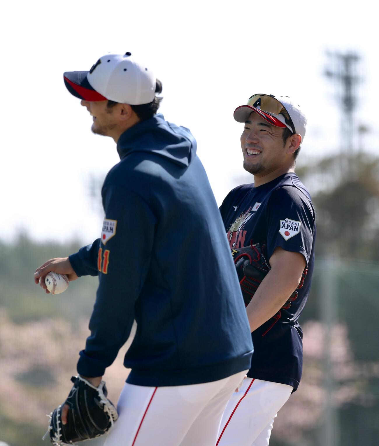 笑顔で言葉を交わすアドバイザーのダルビッシュ（左）と菊池（撮影・河田真司）