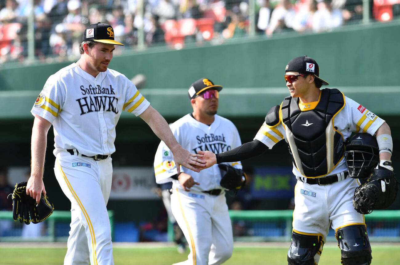 日本対ソフトバンク　2回表、無失点に抑えたスチュワート（左）は谷川原とタッチを交わしながらベンチへ戻る（撮影・岩下翔太）