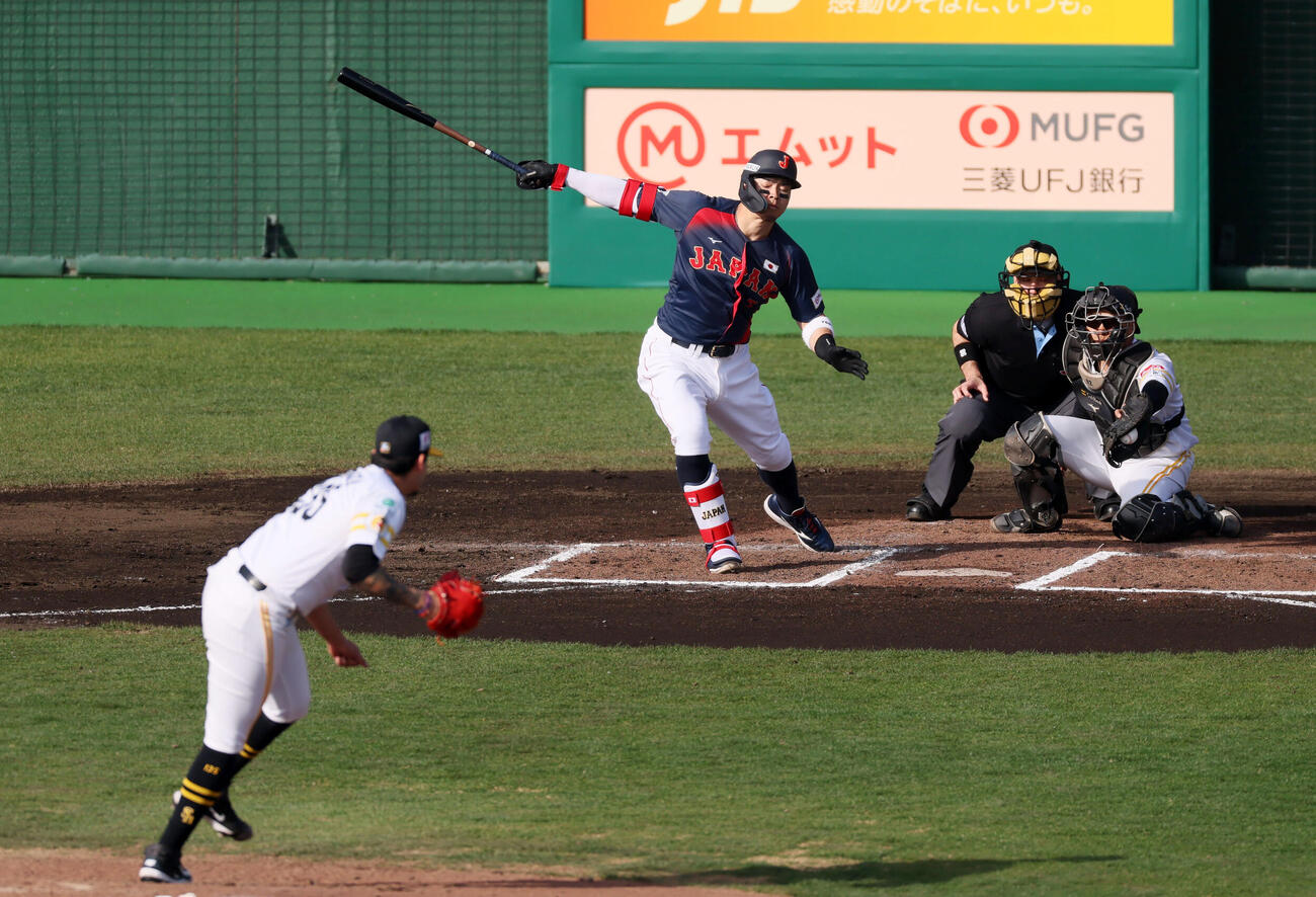 日本対ソフトバンク　6回表日本2死一、二塁、佐藤は空振り三振に倒れる。投手アルメンタ（撮影・加藤哉）