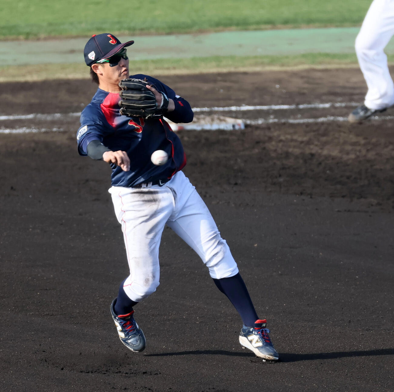 日本対ソフトバンク　6回裏ソフトバンク1死満塁、小園は山本の打球を捕球（撮影・加藤哉）
