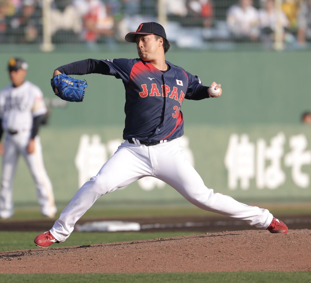 日本対ソフトバンク　8回裏、5番手で登板する佐藤柳（撮影・河田真司）