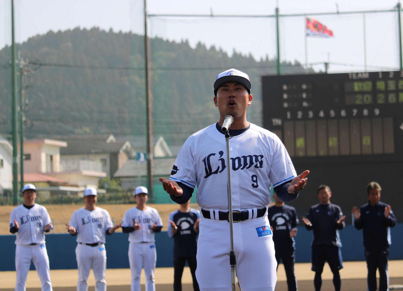 一本締めの発声を行う西武蛭間（撮影・金子真仁）