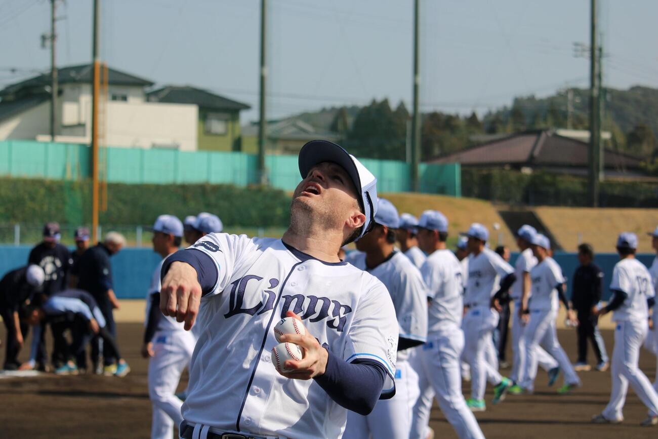 スタンドのファンにサインボールを投げ入れた西武ネビン（撮影・金子真仁）