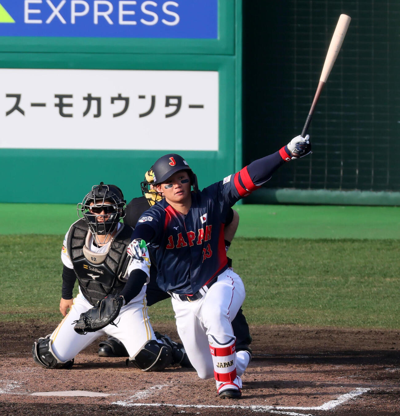 日本対ソフトバンク　9回表日本2死一塁、森下は左越え二塁打を放つ（撮影・加藤哉）