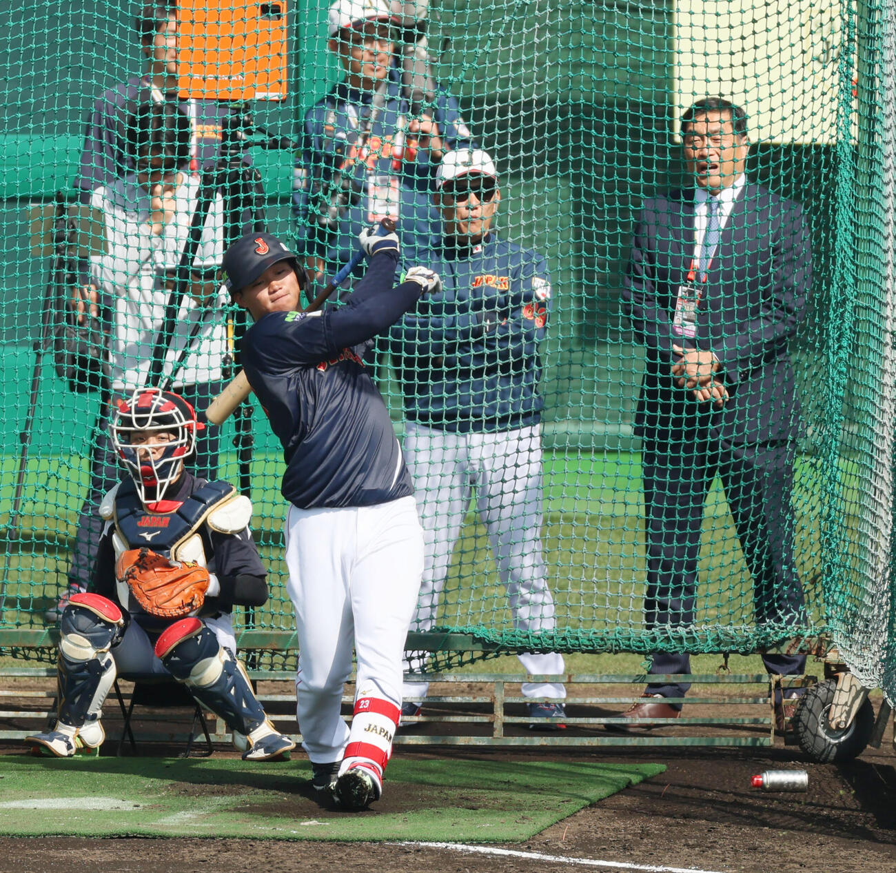 日本対ソフトバンク　侍ジャパン井端監督は山本氏と話し込む。左は打撃練習する森下（撮影・加藤哉）