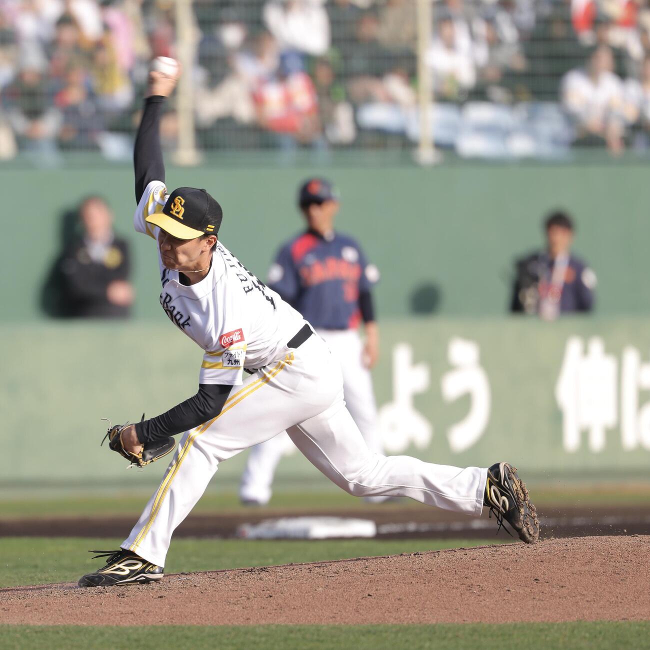 日本対ソフトバンク　8回表、5番手で登板する藤原（撮影・河田真司）