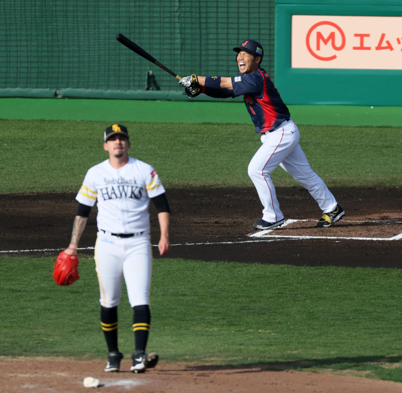 日本対ソフトバンク　6回表日本無死一塁、近藤は中飛を打ち上げて悔しそうな表情を見せる。投手アルメンタ（撮影・加藤哉）
