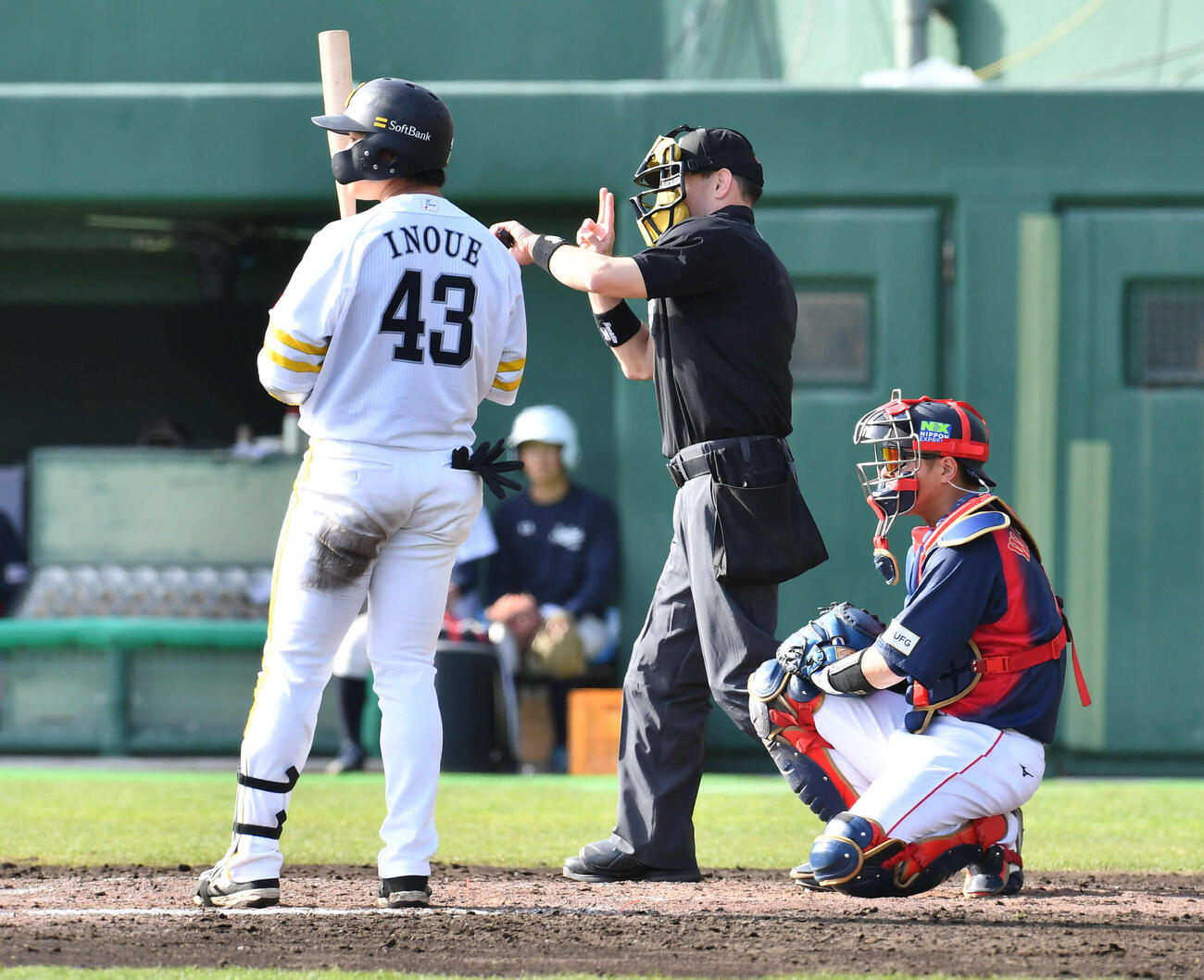 日本対ソフトバンク　5回裏ソフトバンク1死、打者井上（左）のとき投手の高橋がピッチクロック違反をとられる（撮影・岩下翔太）
