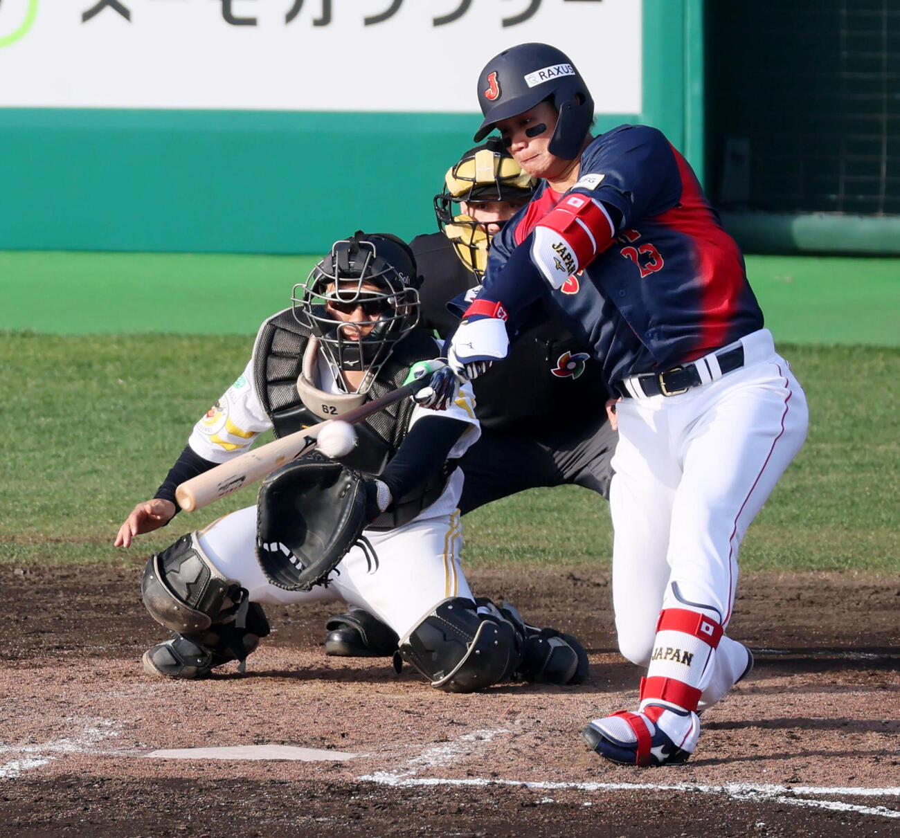 日本対ソフトバンク　9回表日本2死一塁、森下は左越え二塁打を放つ（撮影・加藤哉）