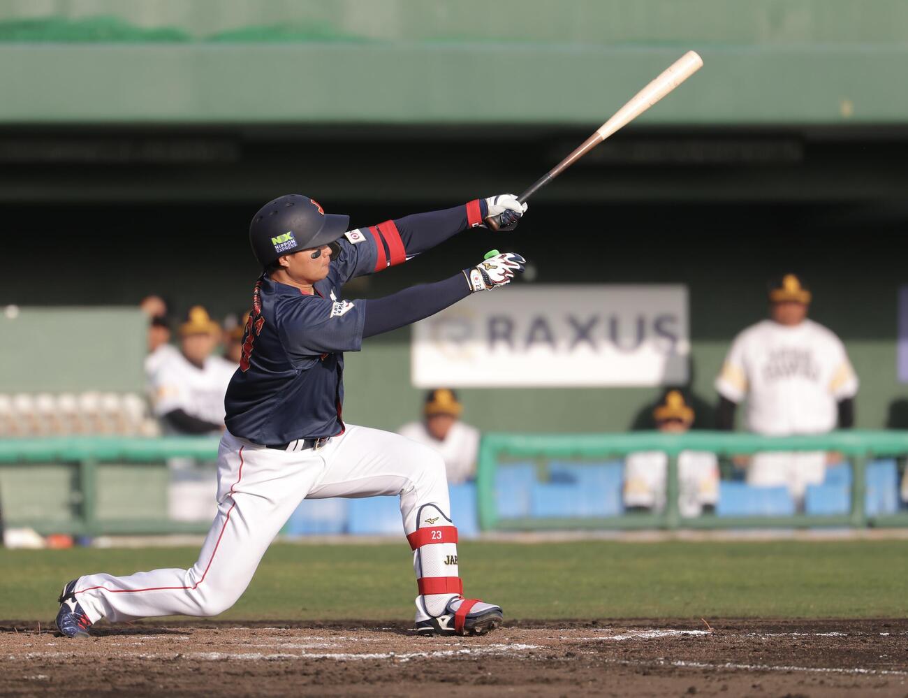 日本対ソフトバンク　9回表日本2死一、二塁、二塁打を放つ森下（撮影・河田真司）