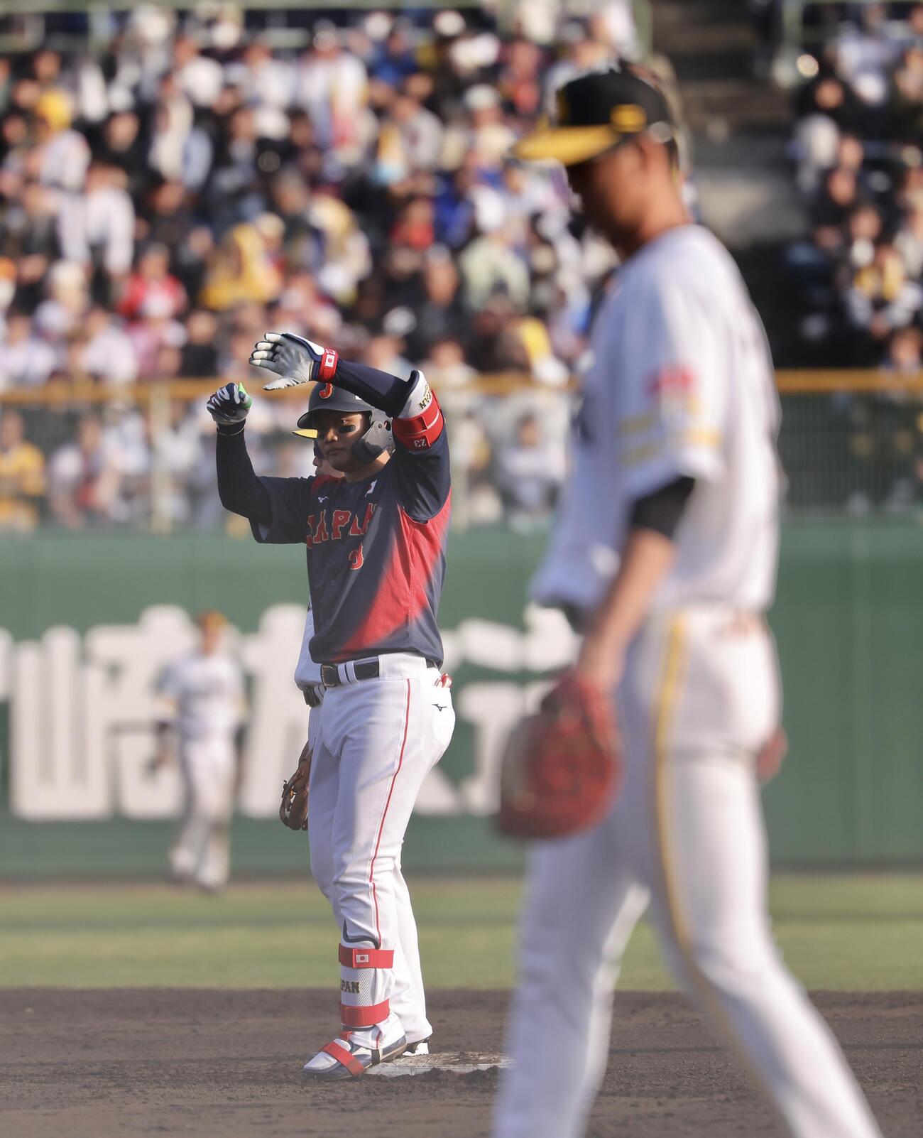 日本対ソフトバンク　9回表日本2死一、二塁、二塁打を放ち出塁する森下（撮影・河田真司）