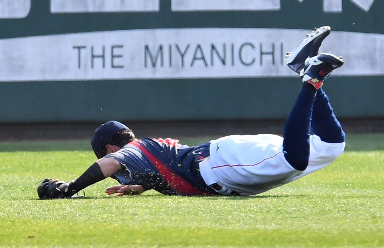 日本対ソフトバンク　5回裏ソフトバンク1死、井上の中飛をダイビングキャッチする牧原（撮影・岩下翔太）