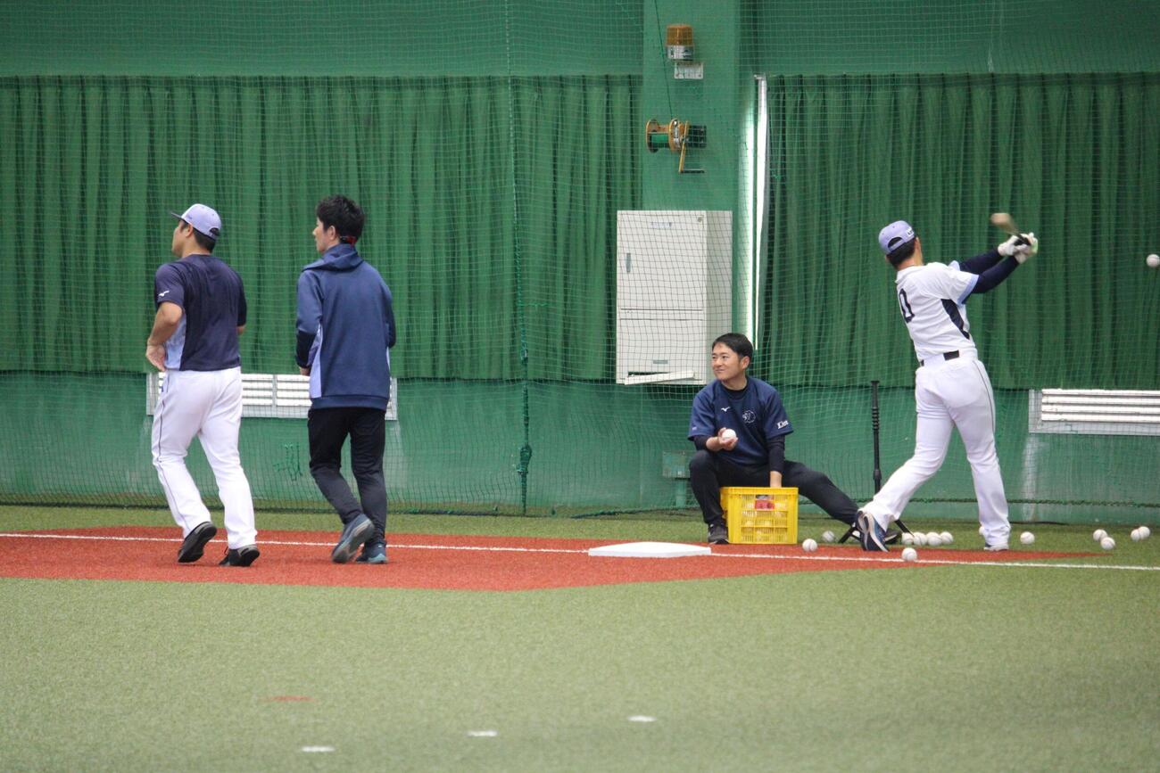 別メニュー調整する西武小島（右端）と平良（左端）（撮影・金子真仁）