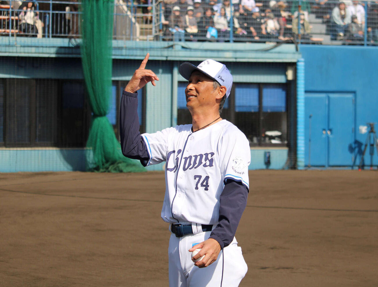 スタンドにサインボールを下からトスして投げた西武西口監督（撮影・金子真仁）