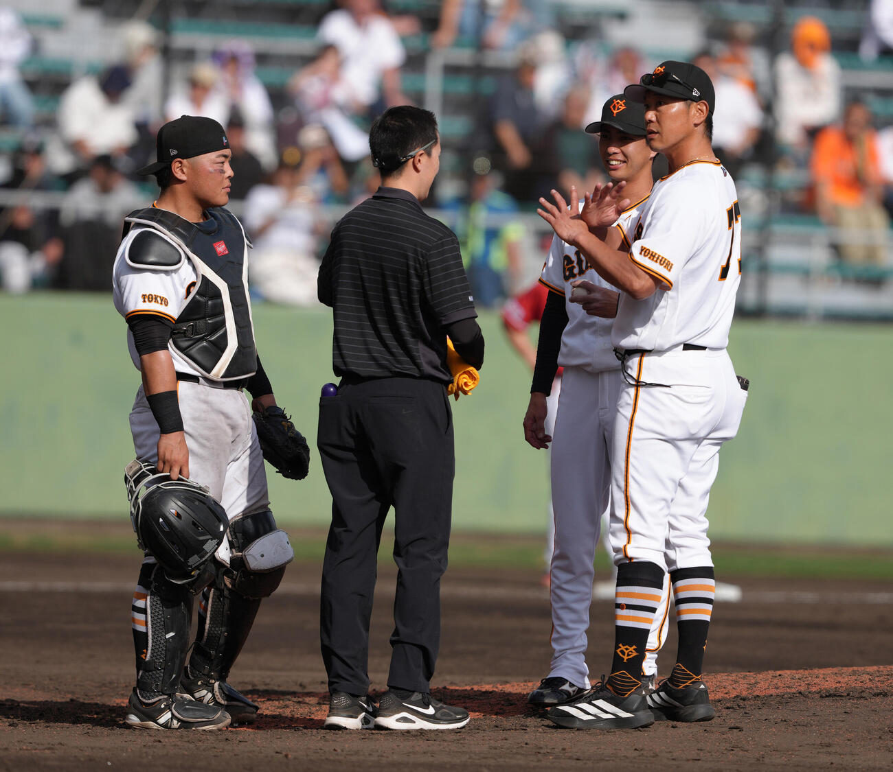 巨人対楽天　9回マウンドの巨人山城（右から2人目）の状態に×印を出す内海コーチ（右端）（撮影・足立雅史）