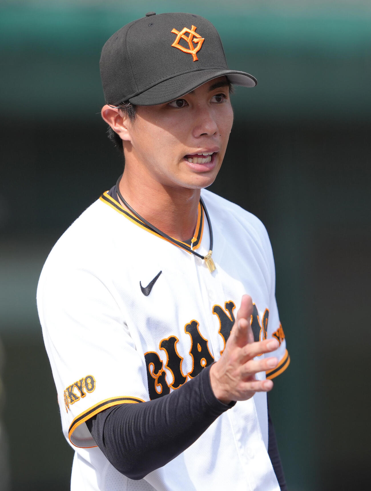 巨人対楽天　7回表楽天の攻撃を3者凡退に抑えタッチを交わす巨人山城（撮影・足立雅史）