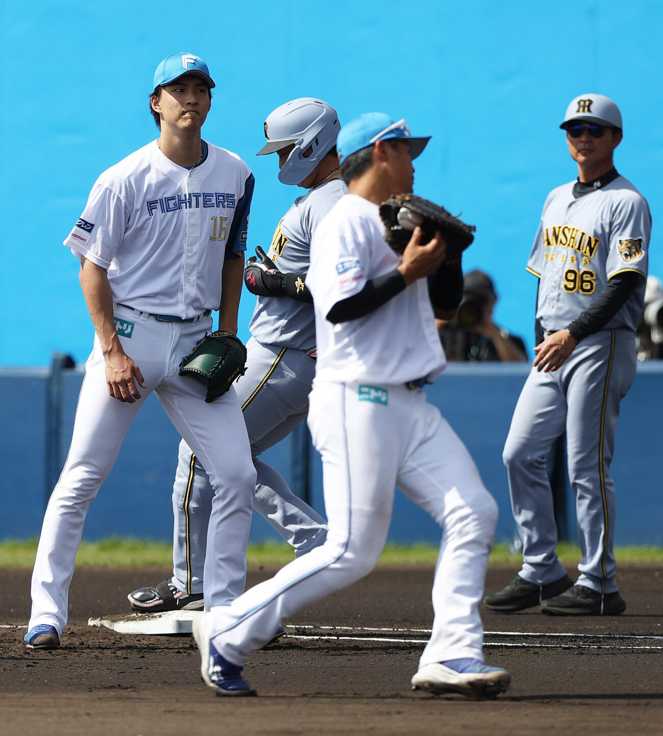 オープン戦　日本ハム対阪神　1回表阪神2死二塁、達（左）は大山を一飛に仕留める（撮影・上山淳一）