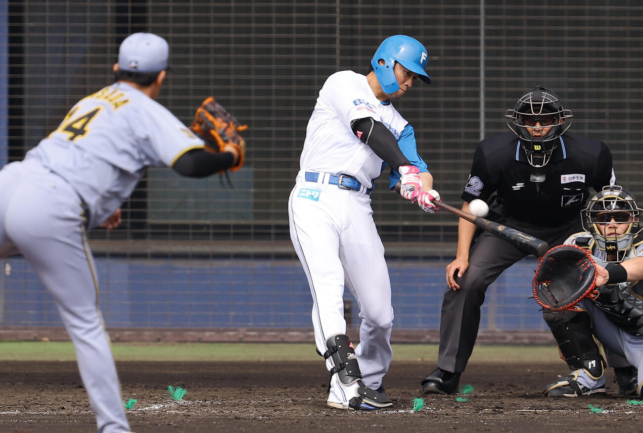 日本ハム対阪神　4回裏日本ハム1死、西川は右越えソロ本塁打を放つ（撮影・上田博志）