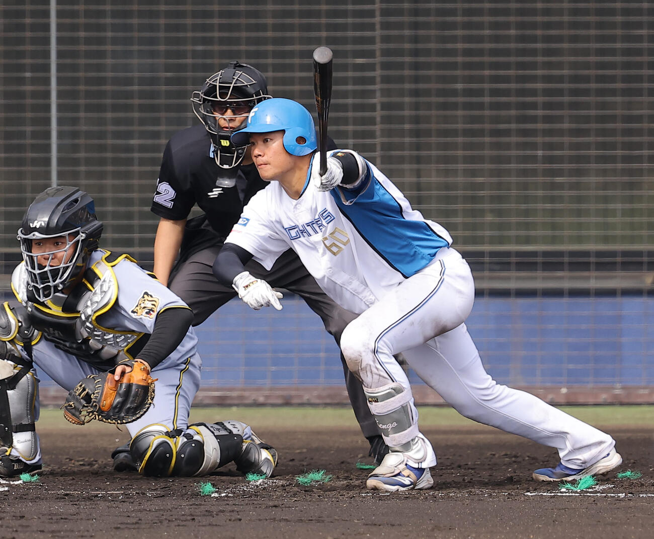 日本ハム対阪神　6回裏日本ハム2死、吉田は右前打を放つ（撮影・上田博志）