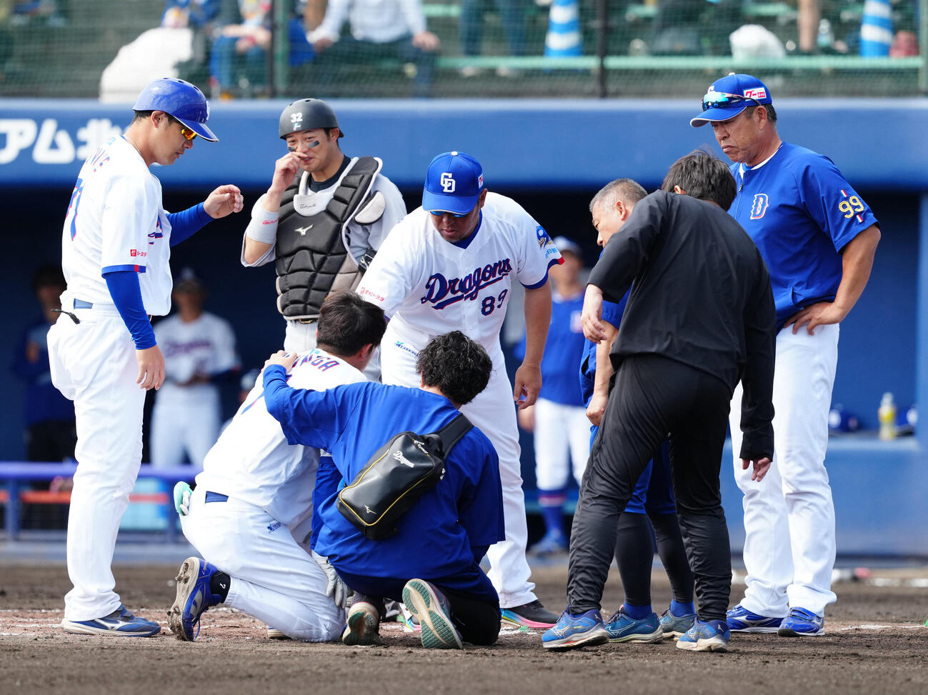 中日対ロッテ　1回裏、頭部死球を受けた中日福永（手前左から2人目）を心配する井上監督（右端）（撮影・江口和貴）
