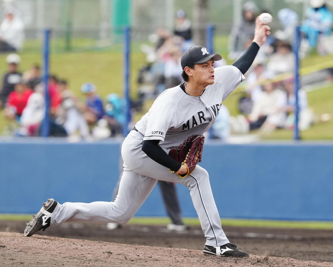 中日対ロッテ　ロッテ6番手の毛利（撮影・江口和貴）