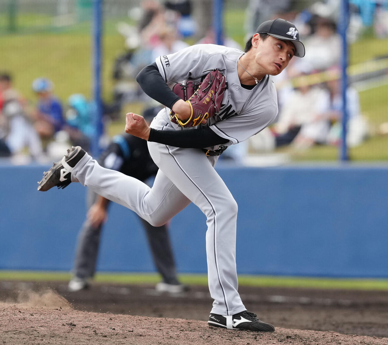 中日対ロッテ　ロッテ6番手の毛利（撮影・江口和貴）