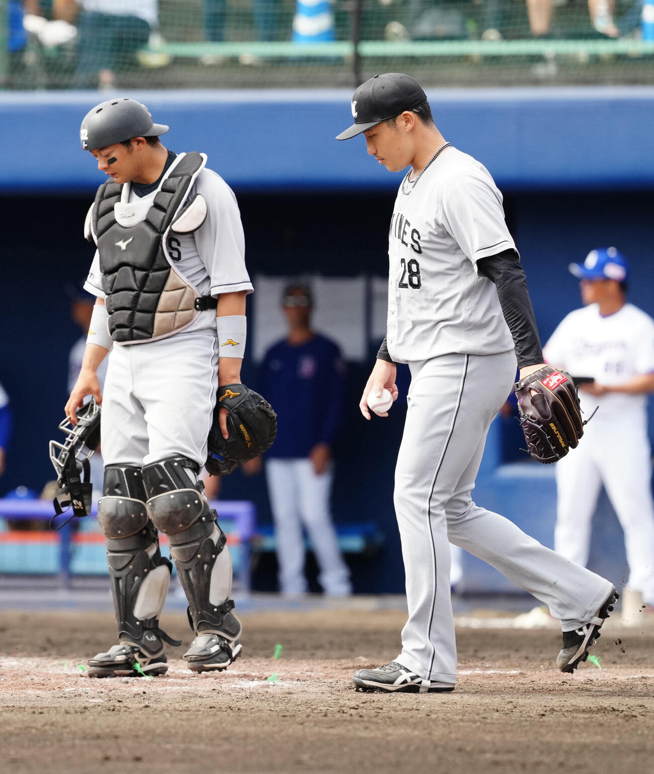 中日対ロッテ　1回裏中日2死一、二塁、石伊に適時打を浴びた菊地（右）（撮影・江口和貴）