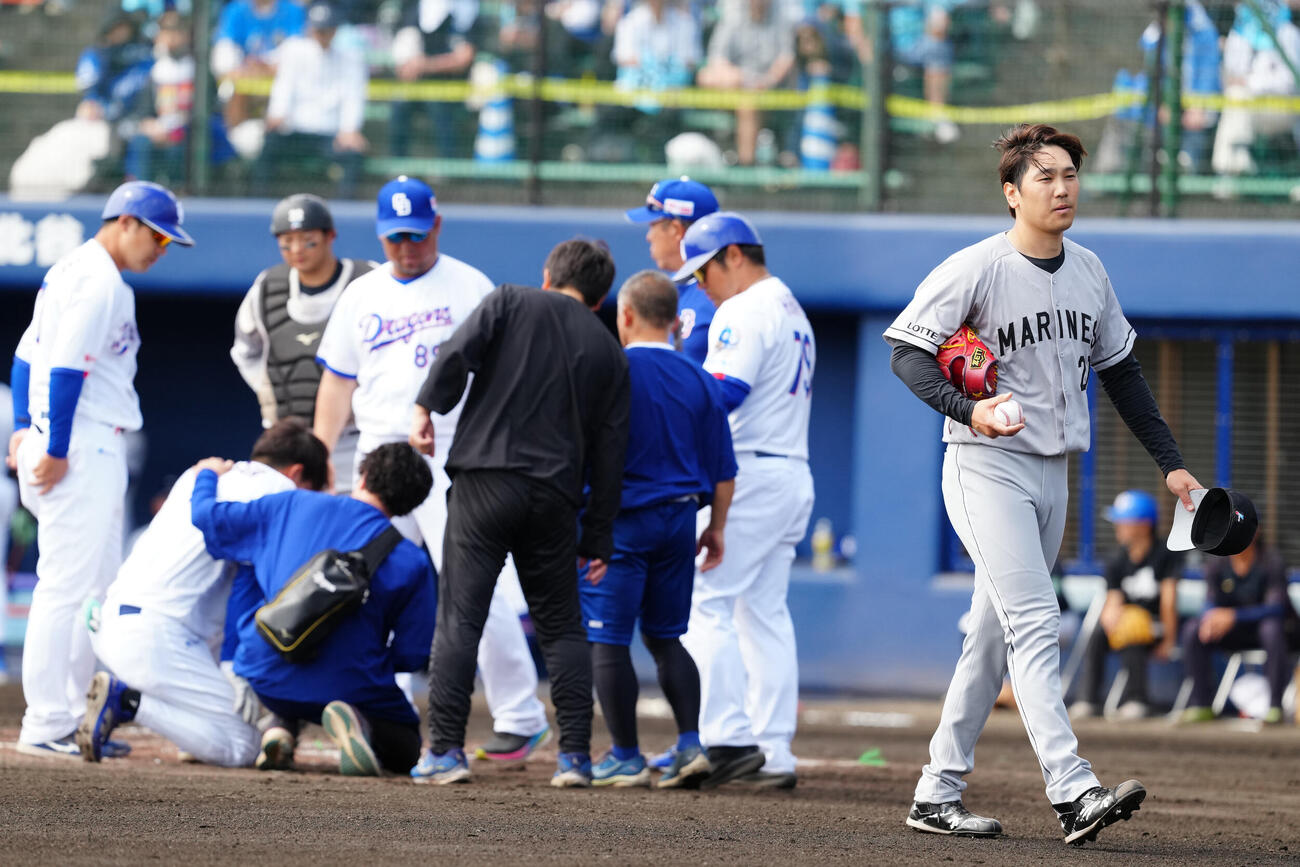 中日対ロッテ　1回裏、初球で危険球退場となり、ベンチに引き揚げるロッテ先発の石川柊（右端）（撮影・江口和貴）