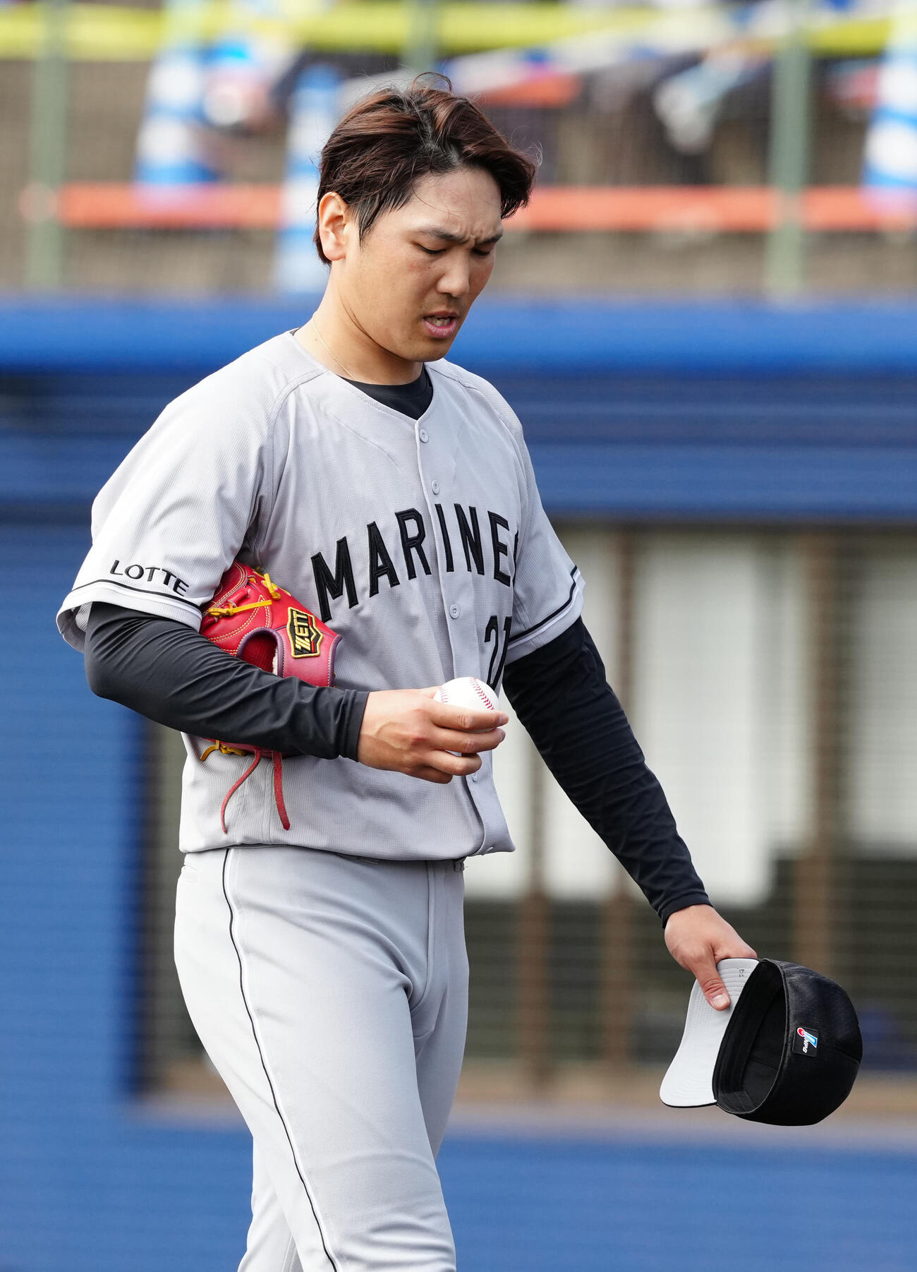 中日対ロッテ　1回裏、初球で危険球退場となり、ベンチに引き揚げるロッテ先発の石川柊（撮影・江口和貴）