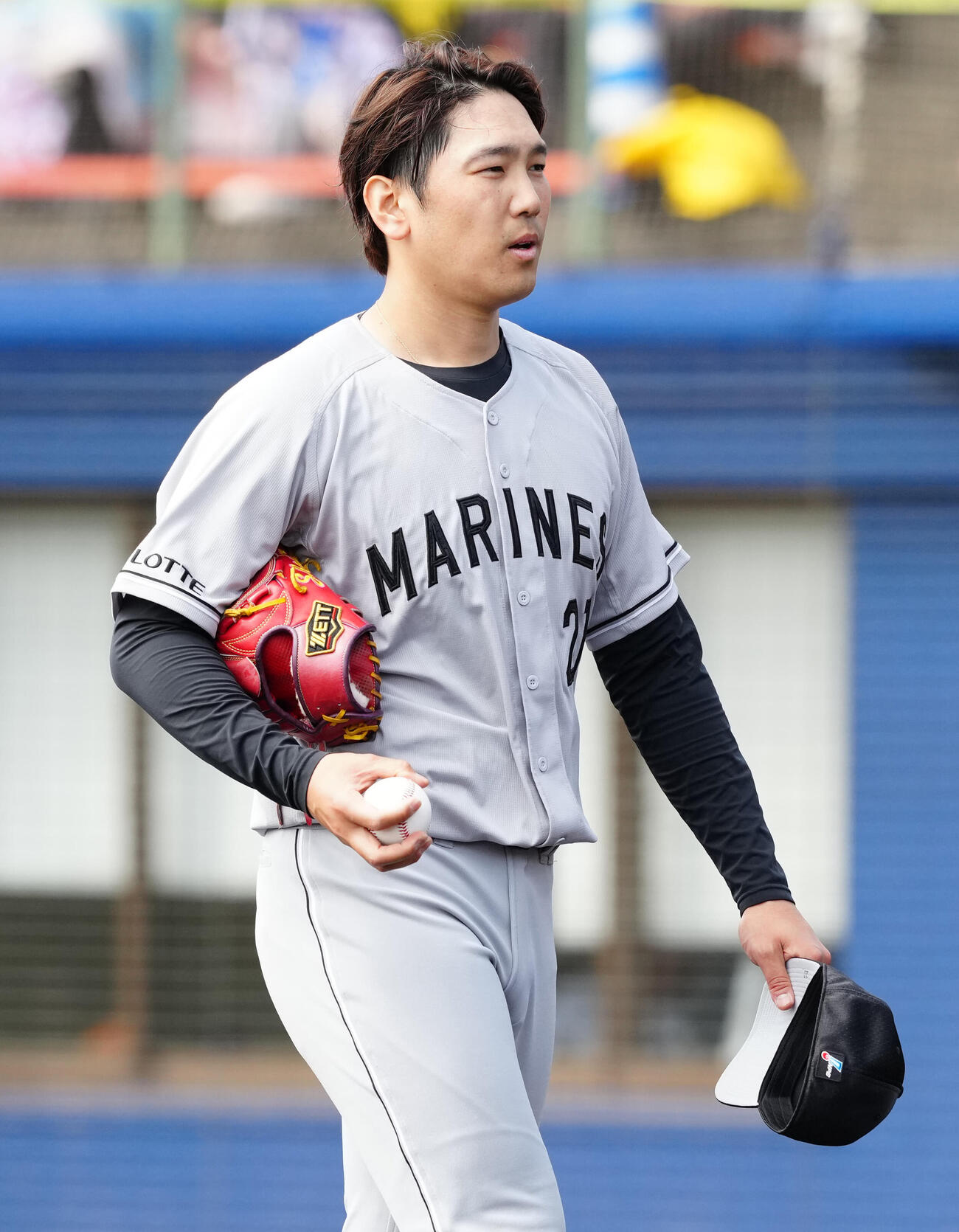中日対ロッテ　1回裏、初球で危険球退場となり、ベンチに引き揚げるロッテ先発の石川柊（撮影・江口和貴）