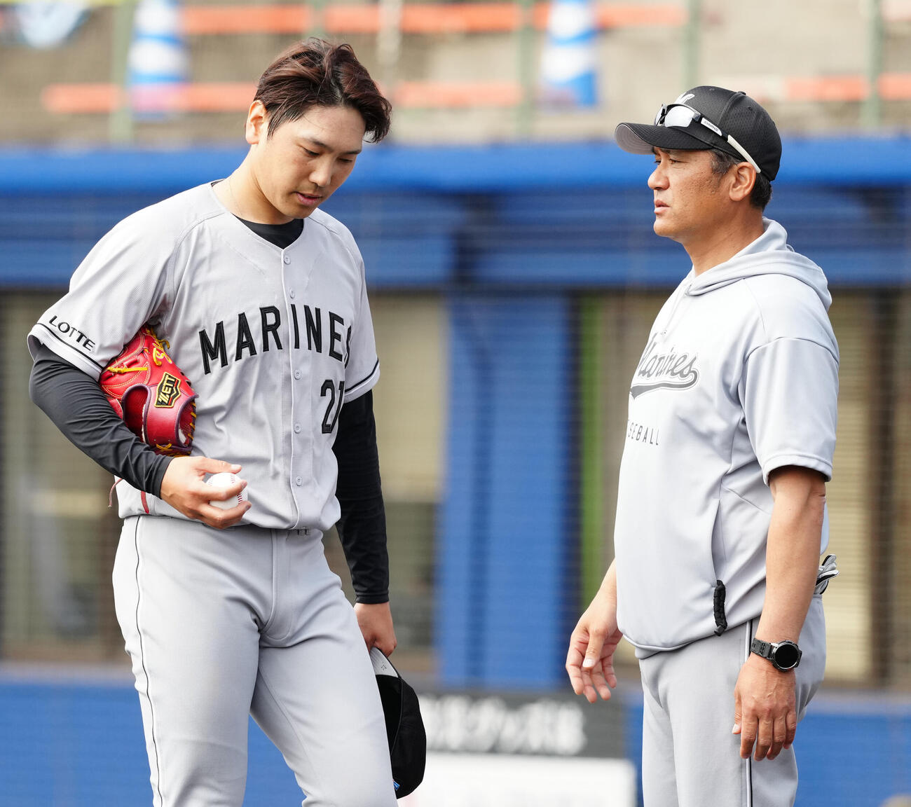中日対ロッテ　1回裏、初球で危険球退場となり、ベンチに引き揚げるロッテ先発の石川柊（左）。右は黒木投手コーチ（撮影・江口和貴）