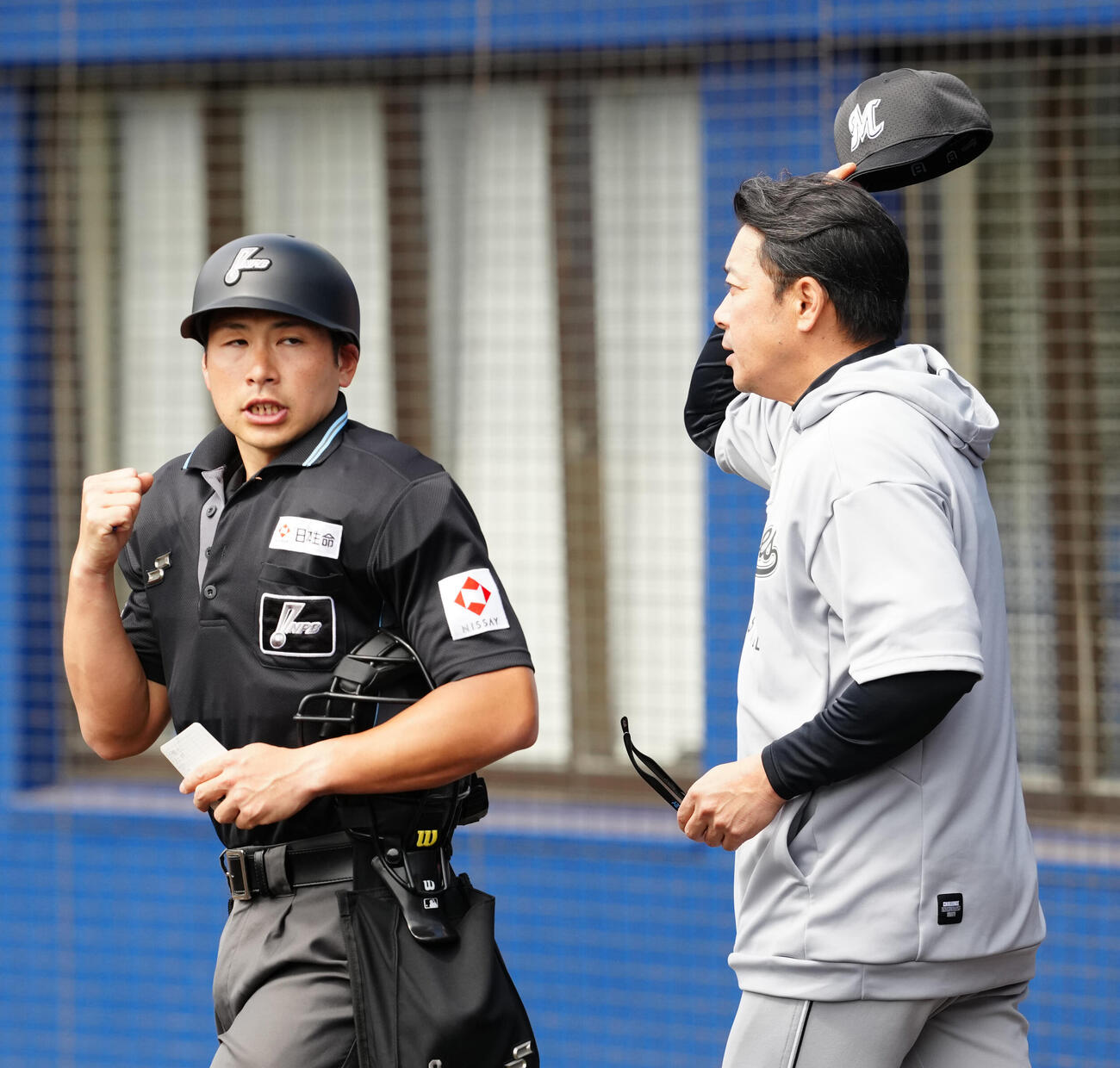 中日対ロッテ　1回裏、ロッテ先発石川柊が危険球退場となり、謝罪するサブロー監督（右）（撮影・江口和貴）