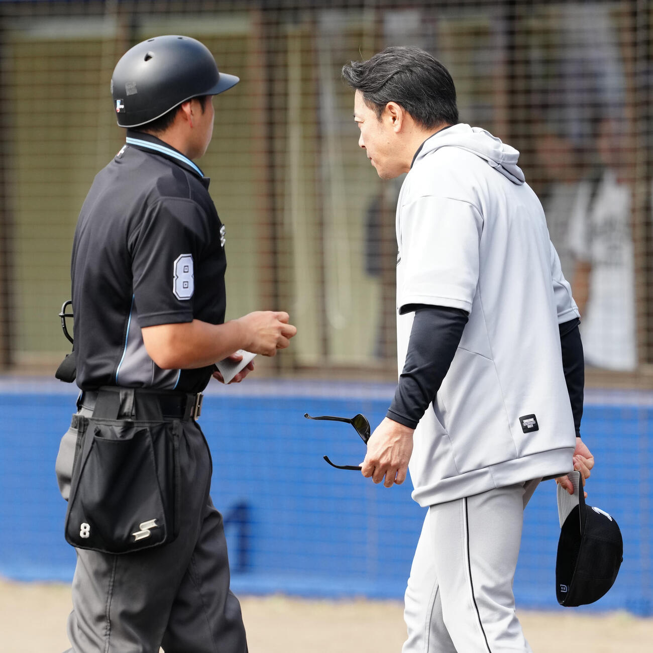 中日対ロッテ　1回裏、ロッテ先発石川柊が危険球退場となり、謝罪するサブロー監督（右）（撮影・江口和貴）