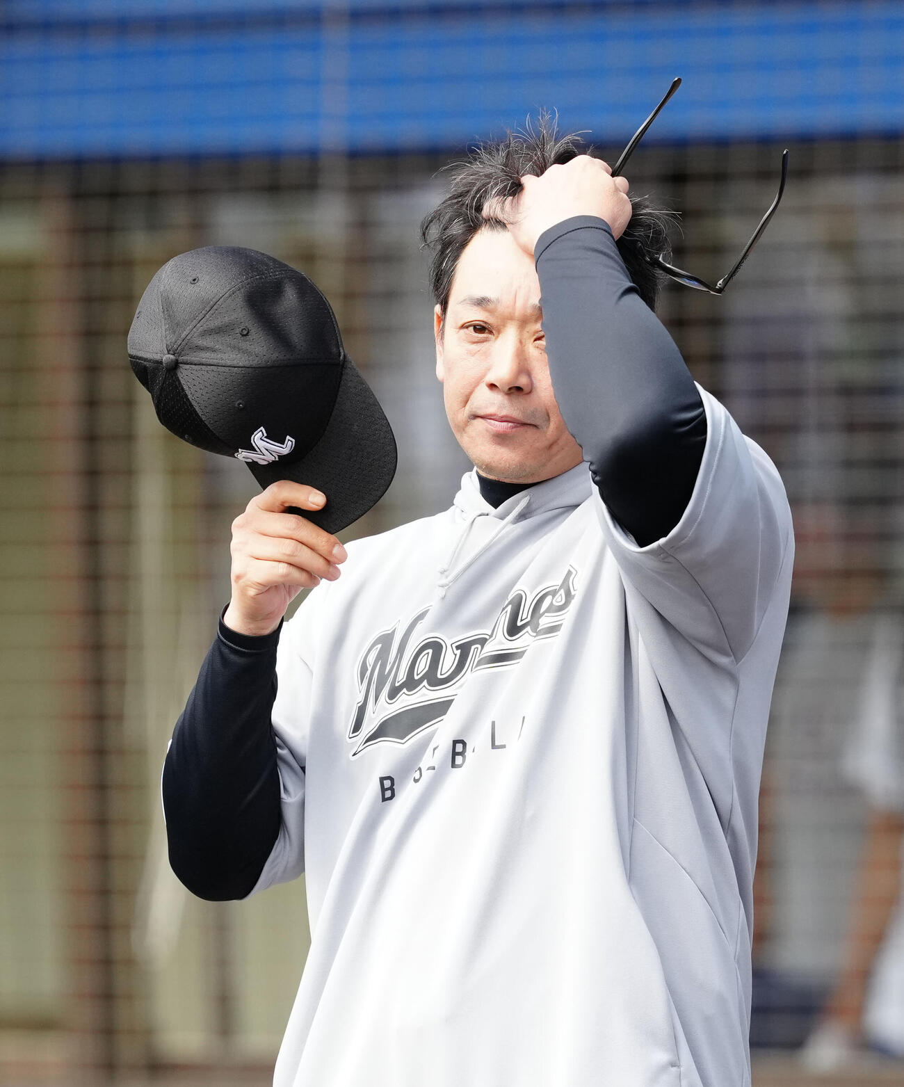中日対ロッテ　1回裏、ロッテ先発石川柊が危険球退場となり、謝罪したサブロー監督（撮影・江口和貴）